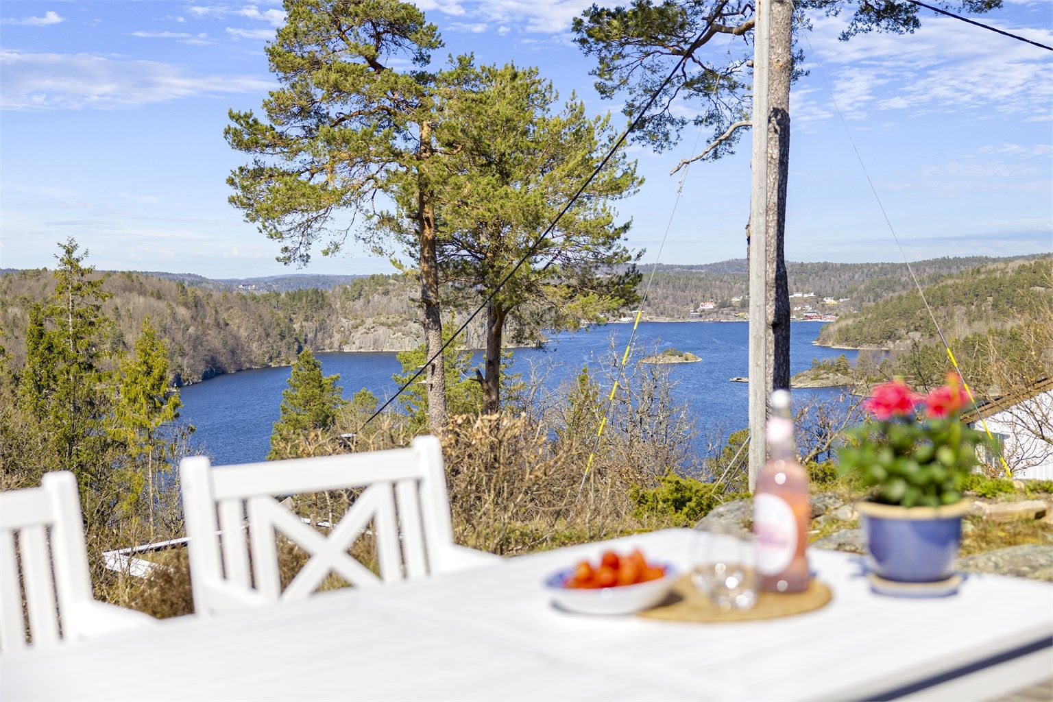 Utsikten over Eikelandsfjorden er et vakkert skue året rundt.