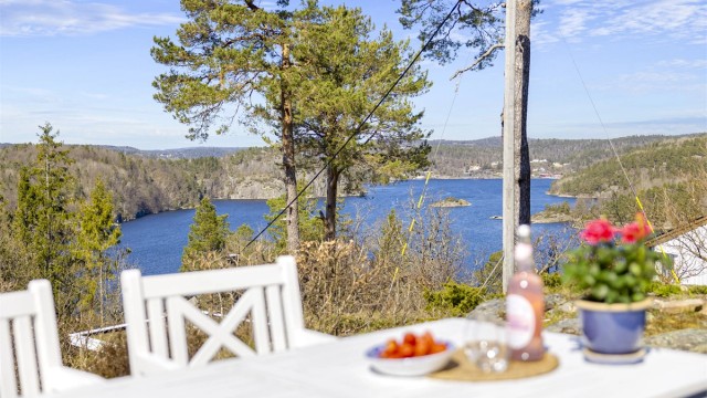 Utsikten over Eikelandsfjorden er et vakkert skue året rundt.