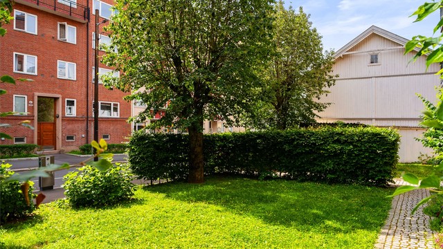 Hyggelige og velholdte fellesarealer rundt bygget.