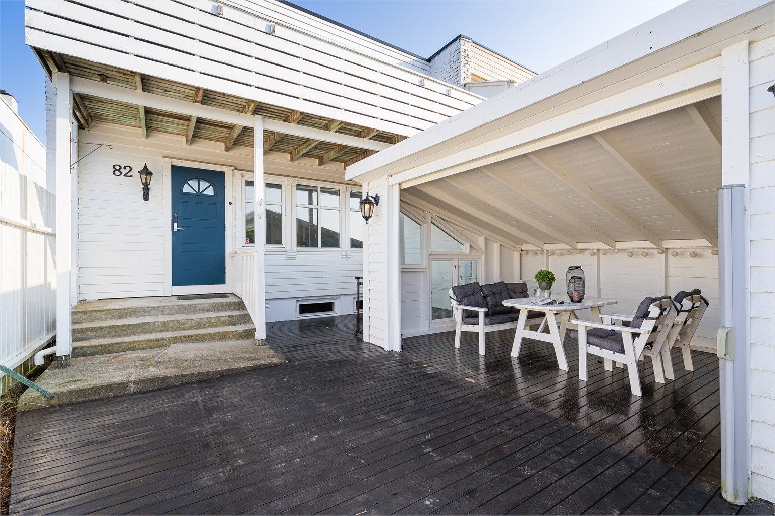 Overbygd terrasse ved inngangsparti. 