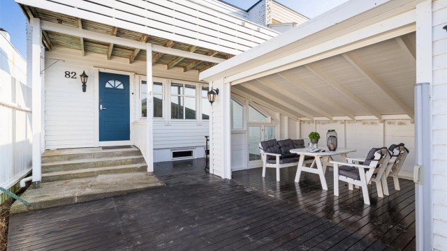 Overbygd terrasse ved inngangsparti.