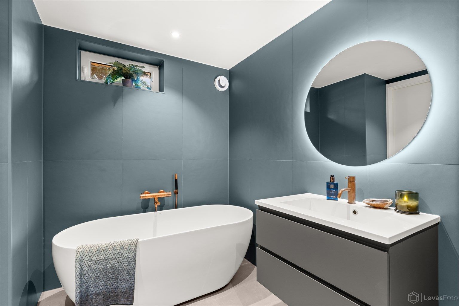 Frittstående badekar med armatur med tappekran og hånddusj