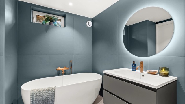 Frittstående badekar med armatur med tappekran og hånddusj