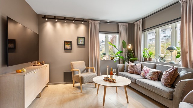 Stuen i første etasje har en gjennomtenkt utforming med plass til en komfortabel sofagruppe.