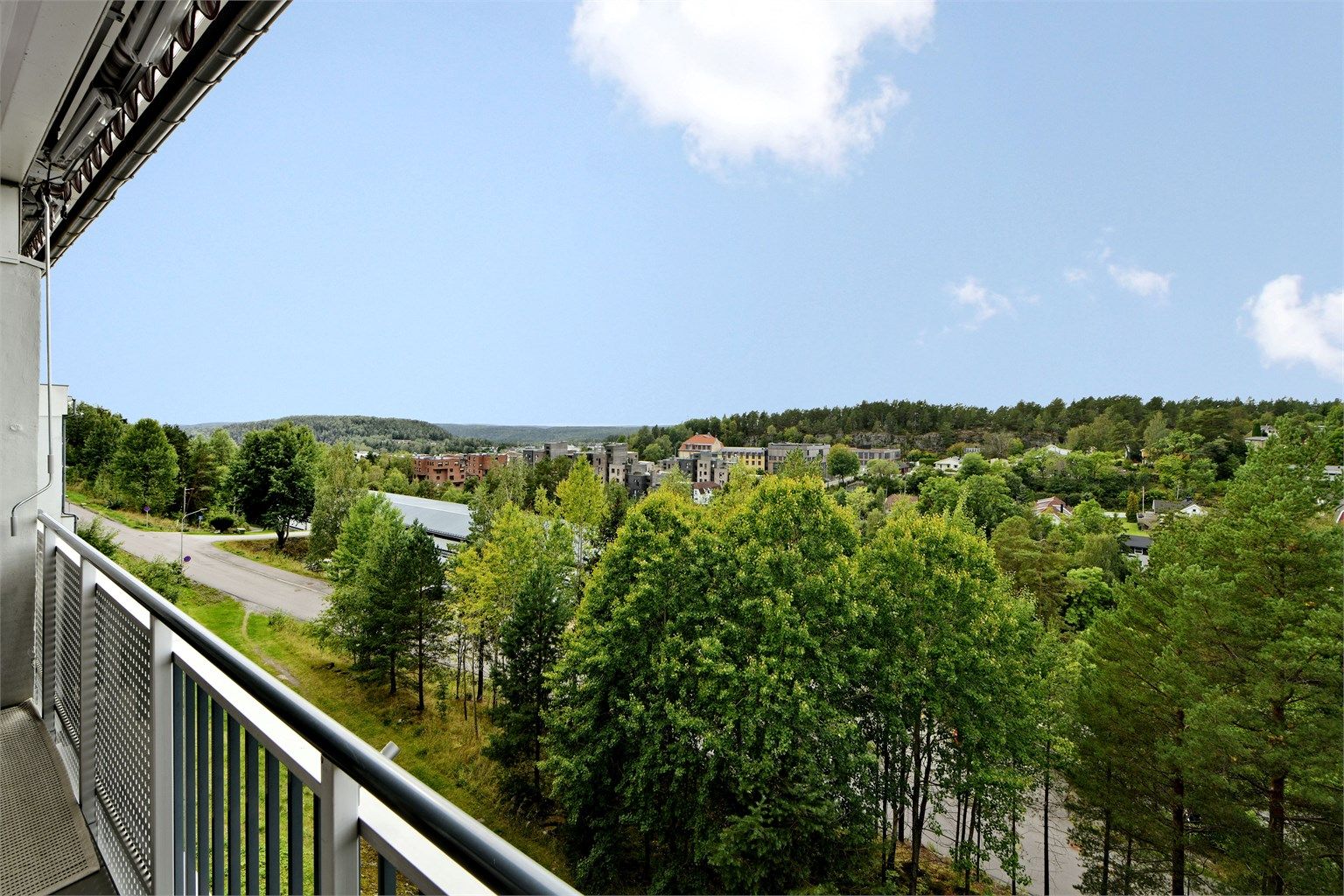 Velkommen til Nordre Skrenten 1E - solrik utsiktsleilighet uten innsyn beliggende nær Kolbotn sentrum!