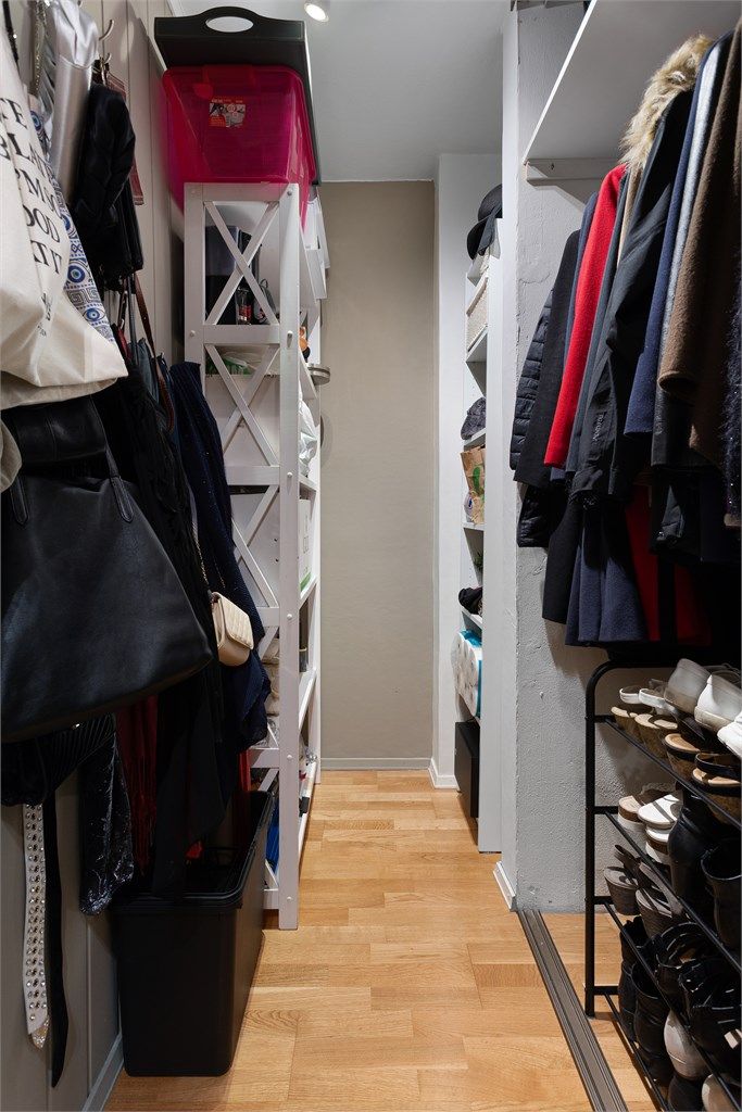 Praktisk innvendig bod (ikke bruksendret/omsøkt). Leiligheten disponerer i tillegg to romslige boder i kjeller og på loft, på totalt 24 m².