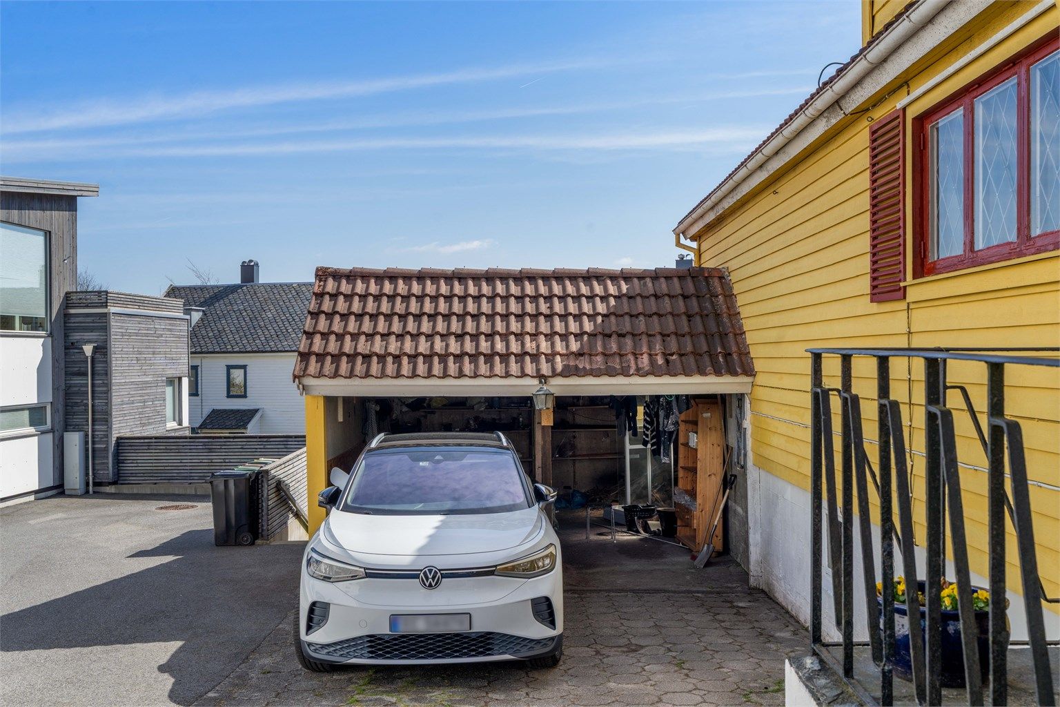 Til eiendommen hører en carport med installert elbillader.