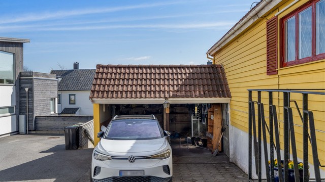 Til eiendommen hører en carport med installert elbillader.