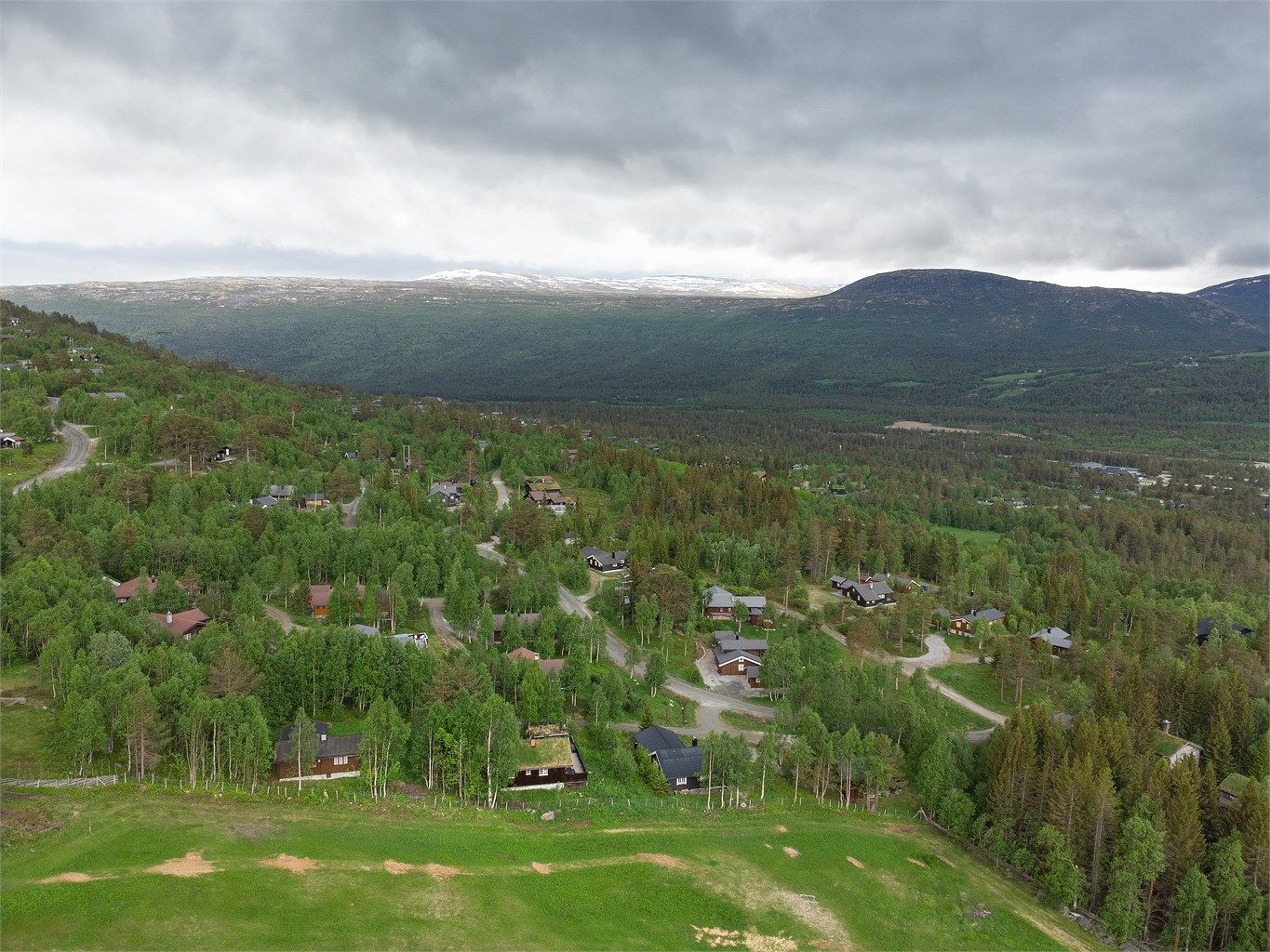 Fra Kongelberget er det ca. 2,5 km ned til Bjorli sentrum og alpinanlegget.