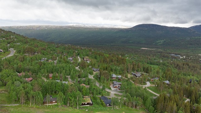 Fra Kongelberget er det ca. 2,5 km ned til Bjorli sentrum og alpinanlegget.
