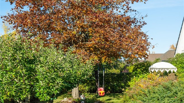 Den tilnærmet flate tomten gir god plass til lek og hagehold.