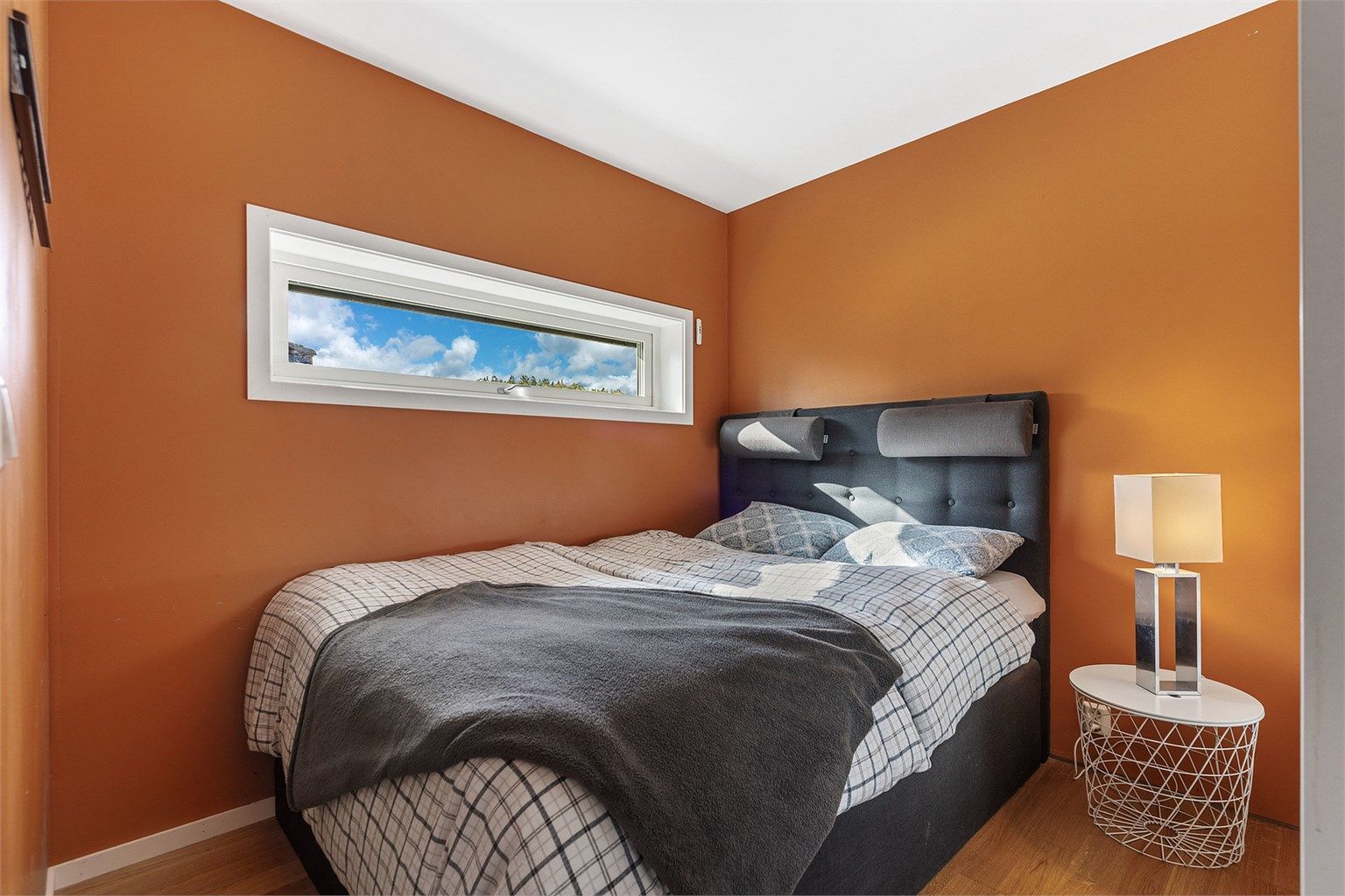 Soverommet i andre etasje har en lun atmosfære og plass til dobbeltseng.