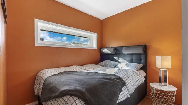 Soverommet i andre etasje har en lun atmosfære og plass til dobbeltseng.