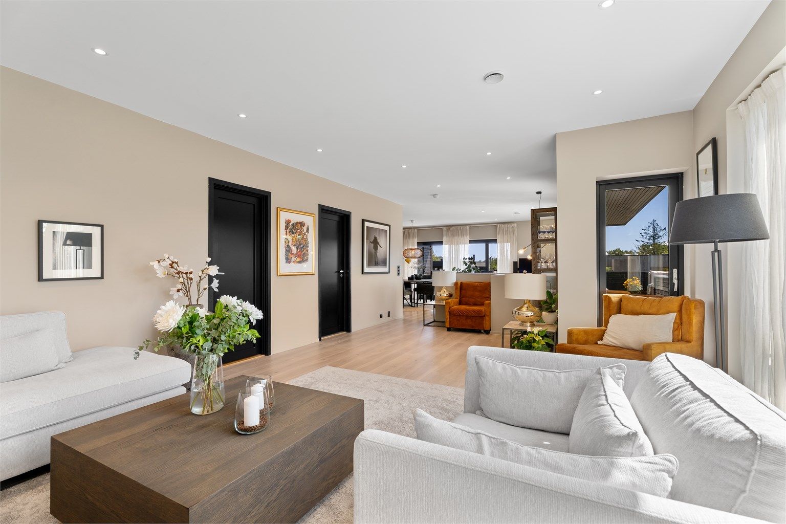 Hovedetasjen byr på en romslig og fin løsning med to stuer, åpen løsning til kjøkken og spisestue og utgang til 50 kvm terrasse 