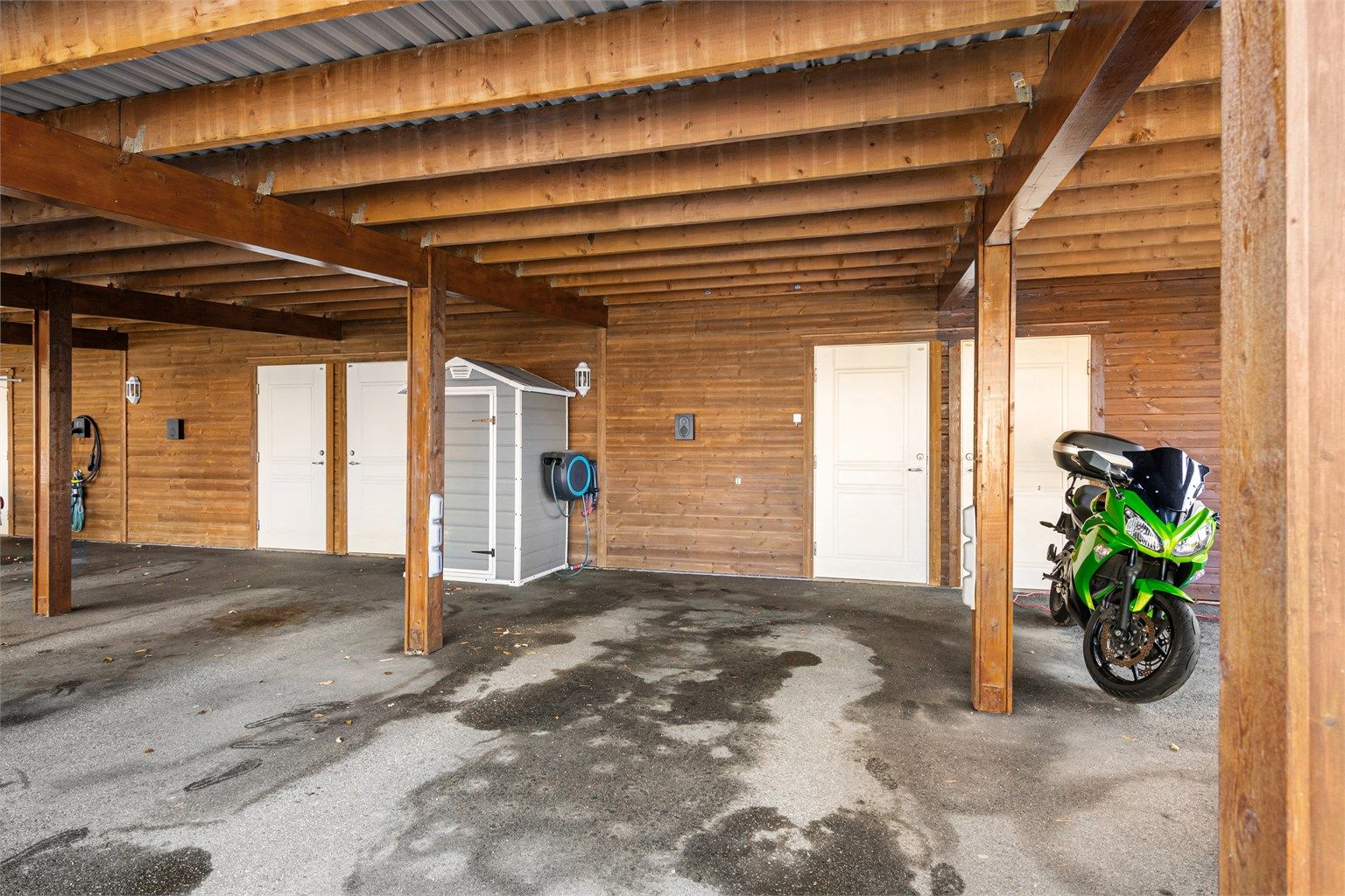 Leiligheten disponerer en parkeringsplass i felles carport samt en ekstern bod.
