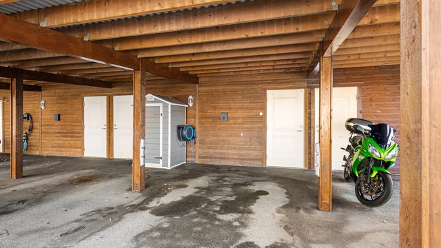 Leiligheten disponerer en parkeringsplass i felles carport samt en ekstern bod.