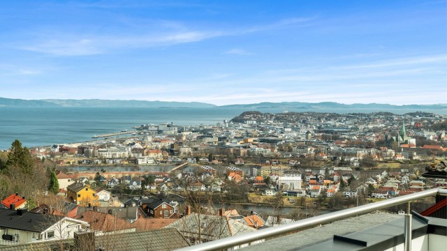 Fra takterrassen kan du nyte fantastisk utsikt over byen og fjorden – en herlig uteplass for både rolige morgener og hyggelige kvelder med gjester.
