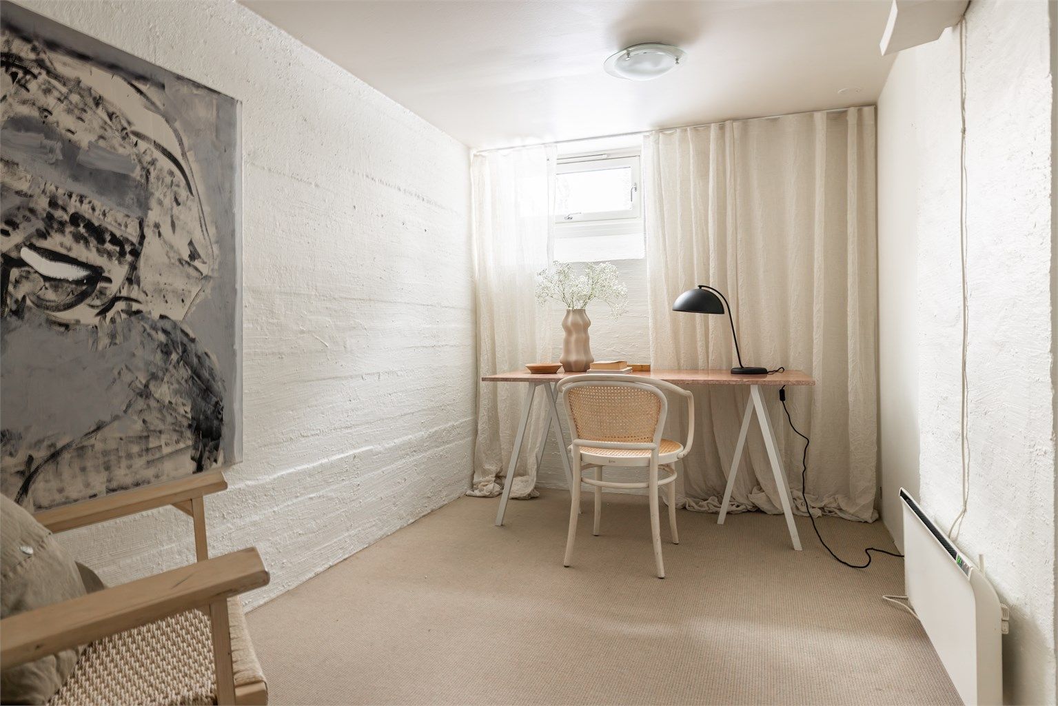 På tegningene fra godkjent søknad om bruksendring av kjeller er deler av gangen vist som soverom og boden forblir bod/teknisk rom