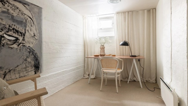 På tegningene fra godkjent søknad om bruksendring av kjeller er deler av gangen vist som soverom og boden forblir bod/teknisk rom