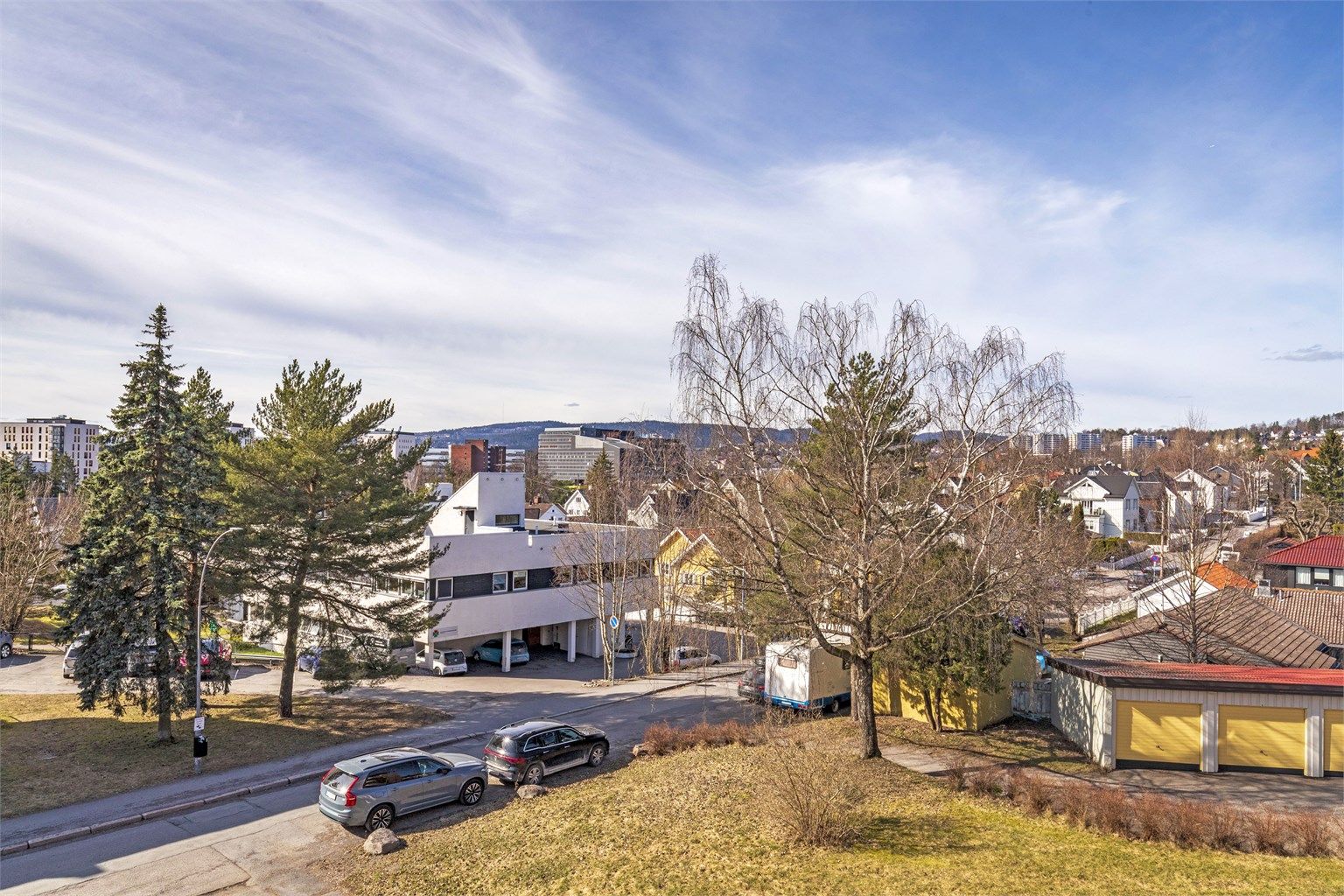 Fra leiligheten er det kort vei å gå til buss, trikk og t-banestasjon på Storo, og til Grefsen togstasjon hvor det går tog til Jernbanetorget på ca. 8 min.