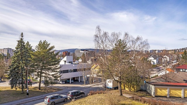 Fra leiligheten er det kort vei å gå til buss, trikk og t-banestasjon på Storo, og til Grefsen togstasjon hvor det går tog til Jernbanetorget på ca. 8 min.