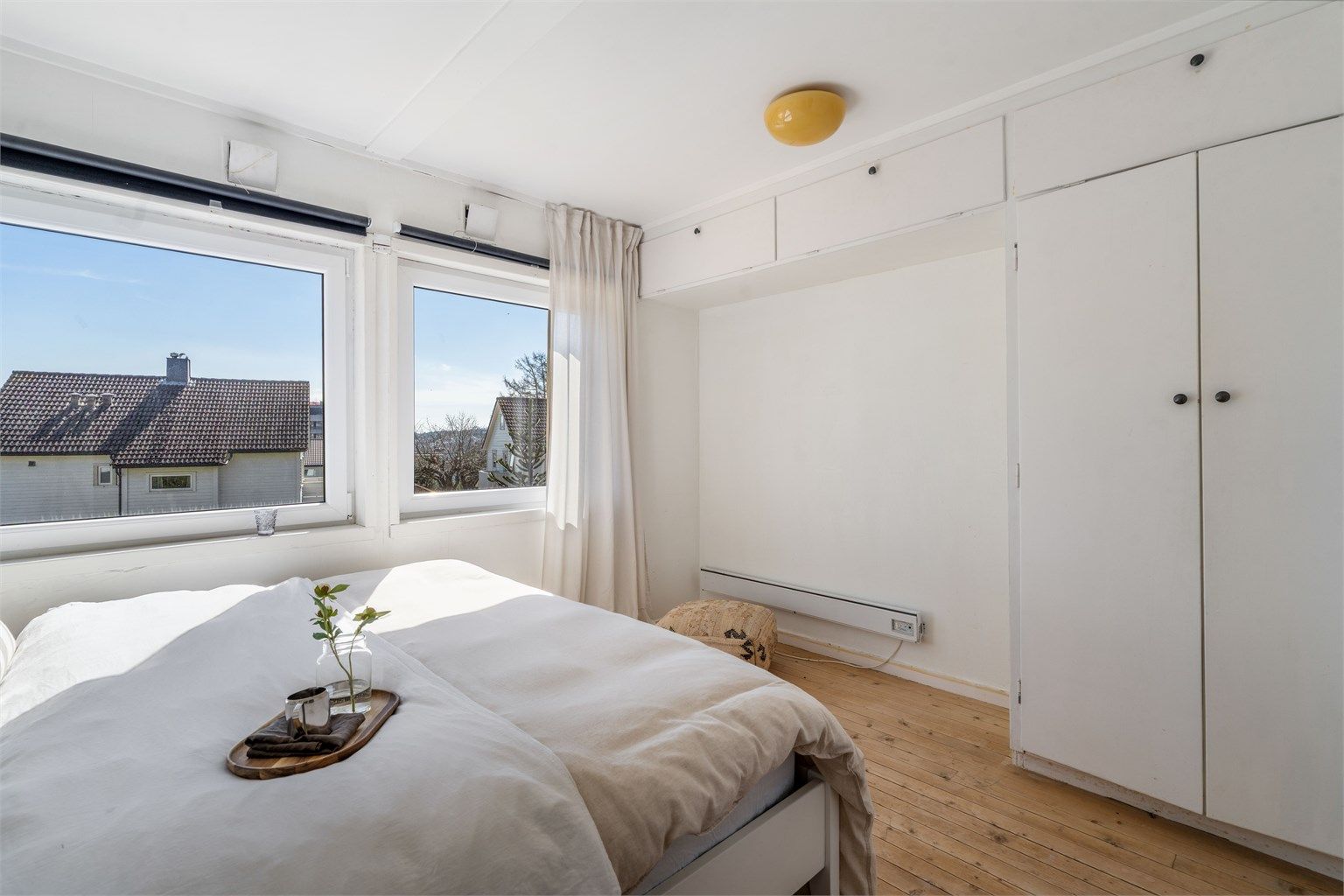 Vinduene slipper inn rikelig med dagslys og gir utsikt over nabolaget.