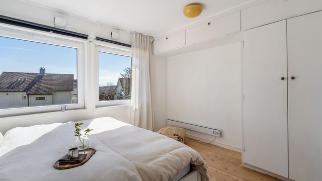 Vinduene slipper inn rikelig med dagslys og gir utsikt over nabolaget.