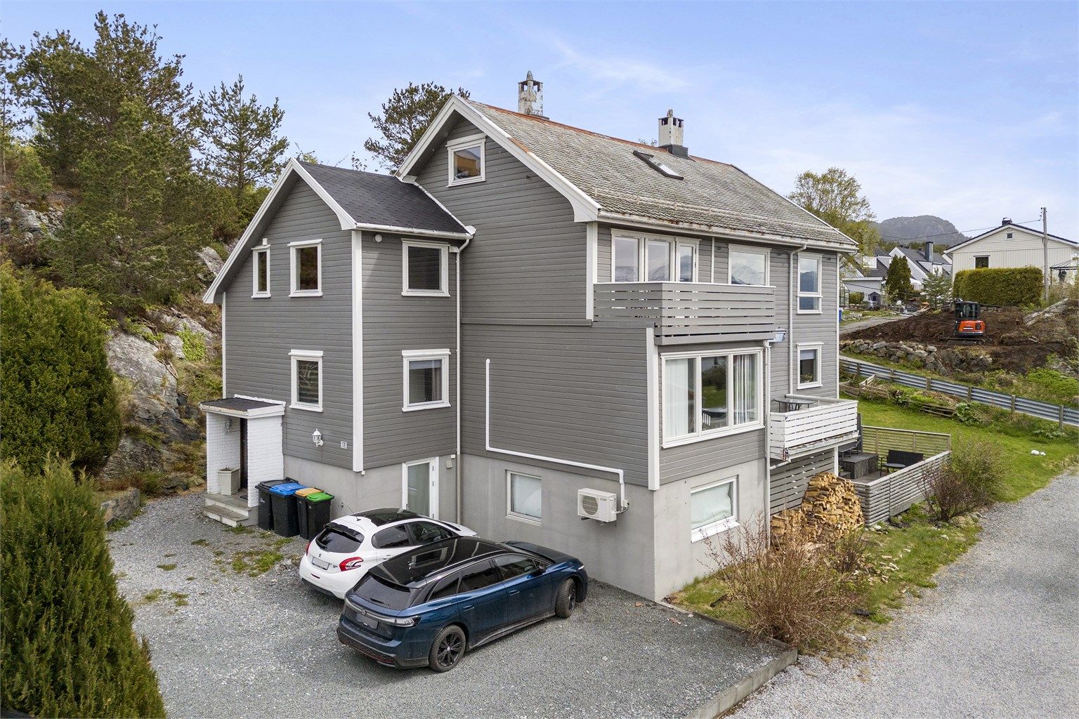 Leiligheten går over to plan og ligger i byggets 3. og loftsetasje