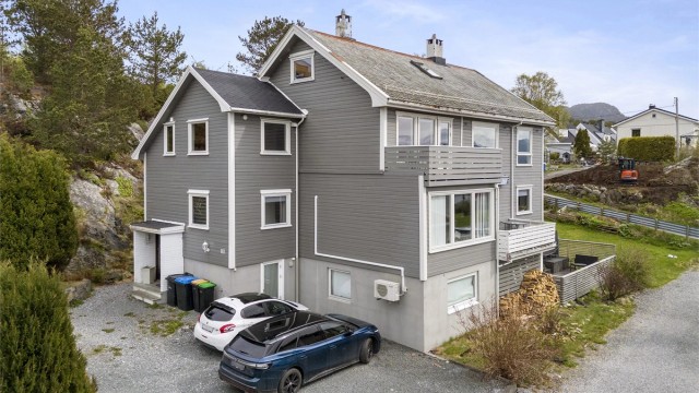 Leiligheten går over to plan og ligger i byggets 3. og loftsetasje