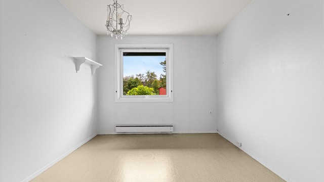 Soverommet vender ut mot rolige og grønne fellesområder.