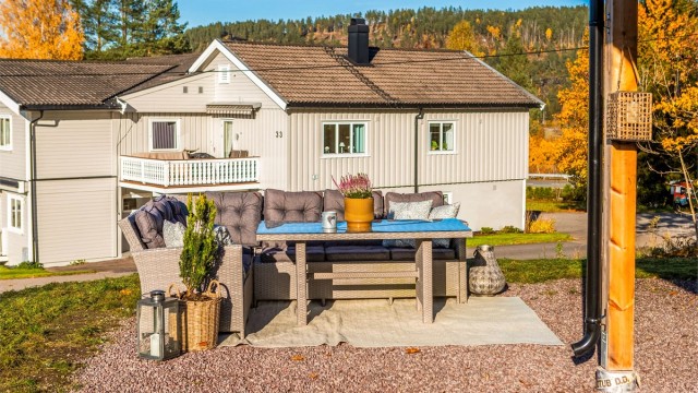 Solrik uteplass med god plass til utemøbler og hyggelige sammenkomster.