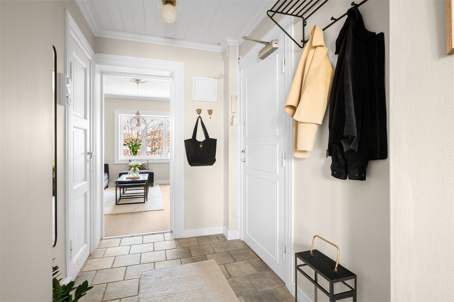 Entréen har en lyd- og brannklassifisert inngangsdør og god plass til yttertøy.