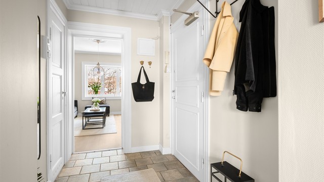 Entréen har en lyd- og brannklassifisert inngangsdør og god plass til yttertøy.