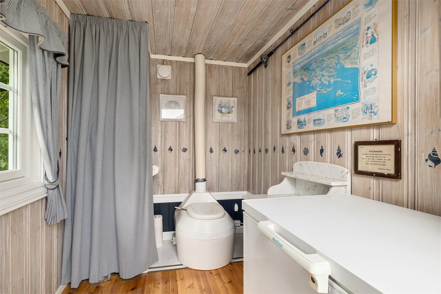 Ekstra toalettrom i boden, med bio-do.