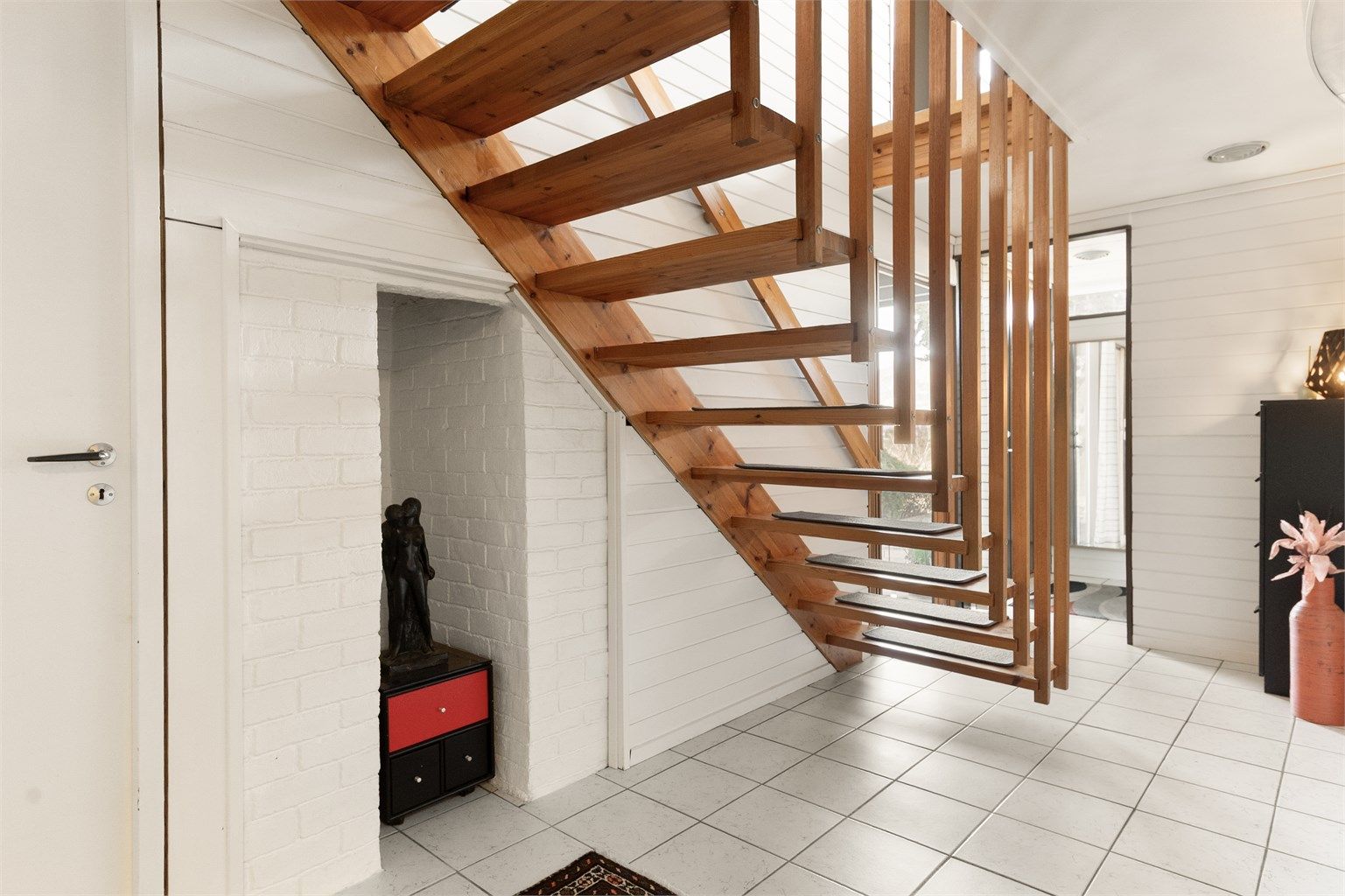 - Etasjen har varmekabler -