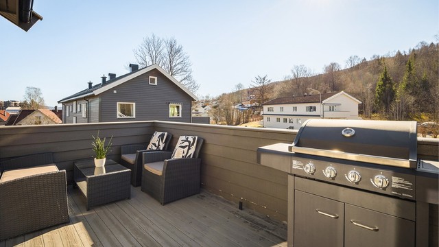 Solrik balkong på 10 kvm (utvidelse av balkong er ikke byggemeldt)