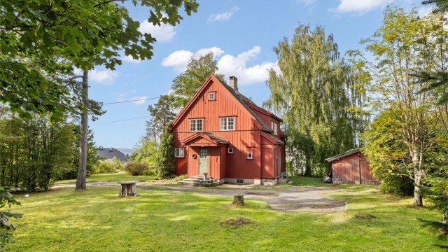 Eiendommen selges med rammetillatelse for oppføring av en ny enebolig på sydsiden av tomten.