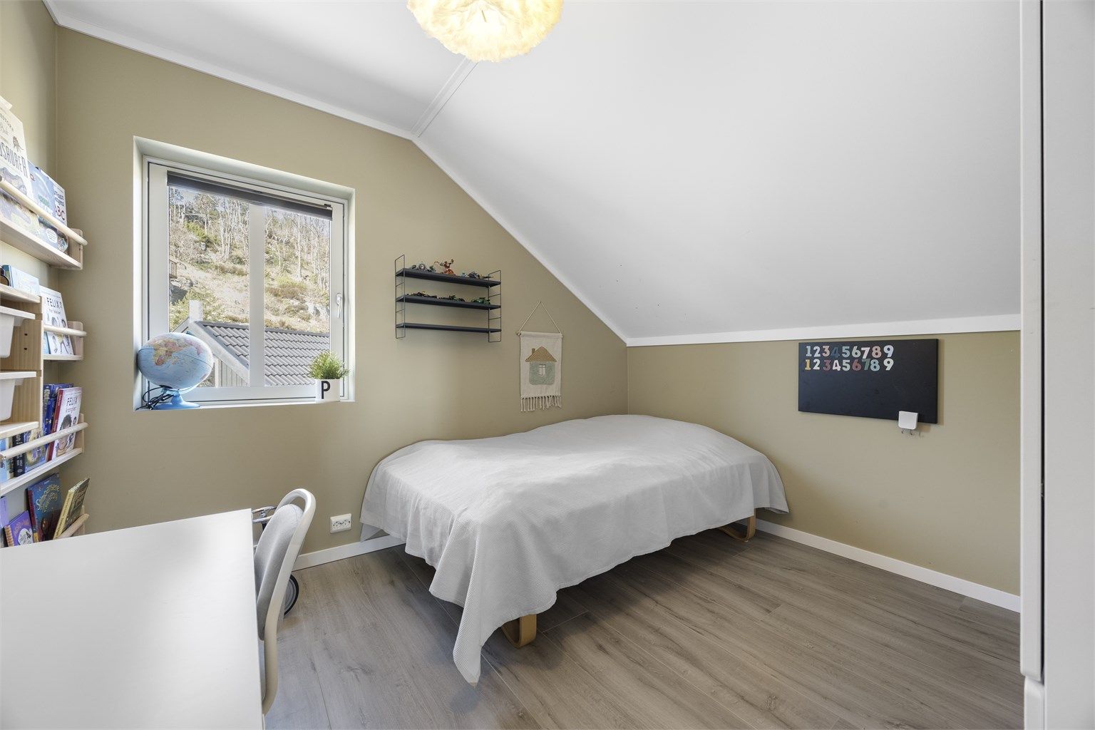 Loftsetasjen inneholder tre soverom, alle med en lun atmosfære under skråtaket.