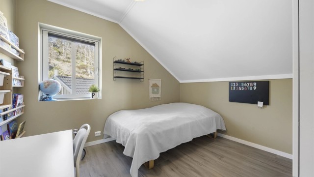 Loftsetasjen inneholder tre soverom, alle med en lun atmosfære under skråtaket.