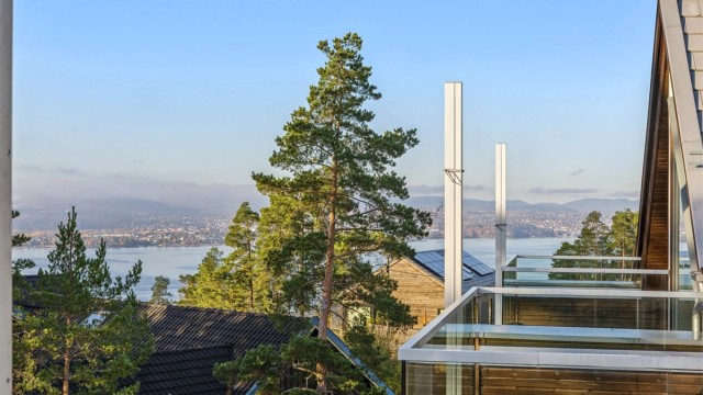 Flott utsyn over Oslofjorden, med innseilingen og åsene på motsatt side som bakteppe. På kveldstid skaper himmelen og fjorden vakre fargespill som gir en ekstra stemningsfull opplevelse. Sen solnedgang i nord-vest om sommeren.