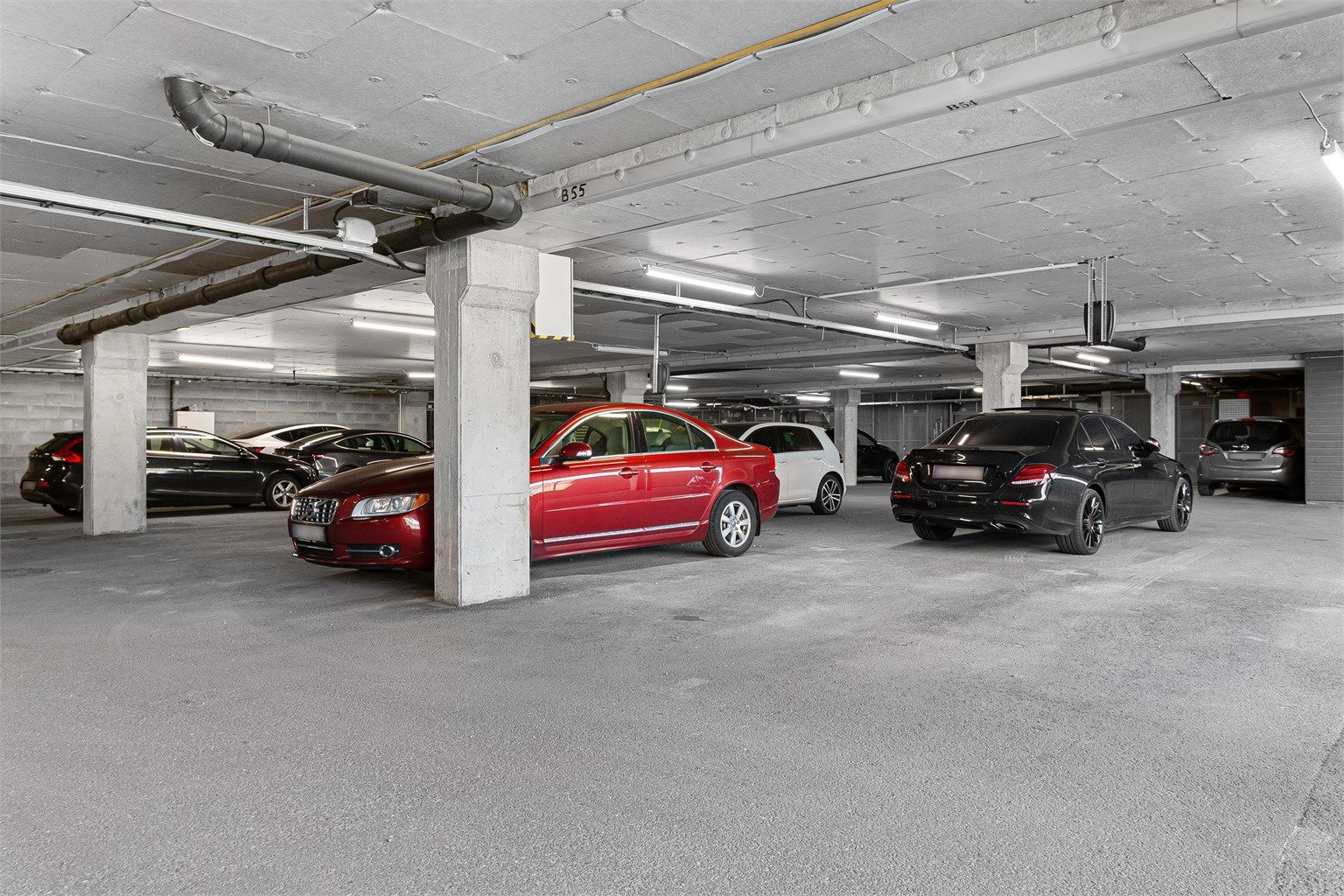 Leiligheten har en medfølgende parkeringsplass i felles garasjeanlegg.