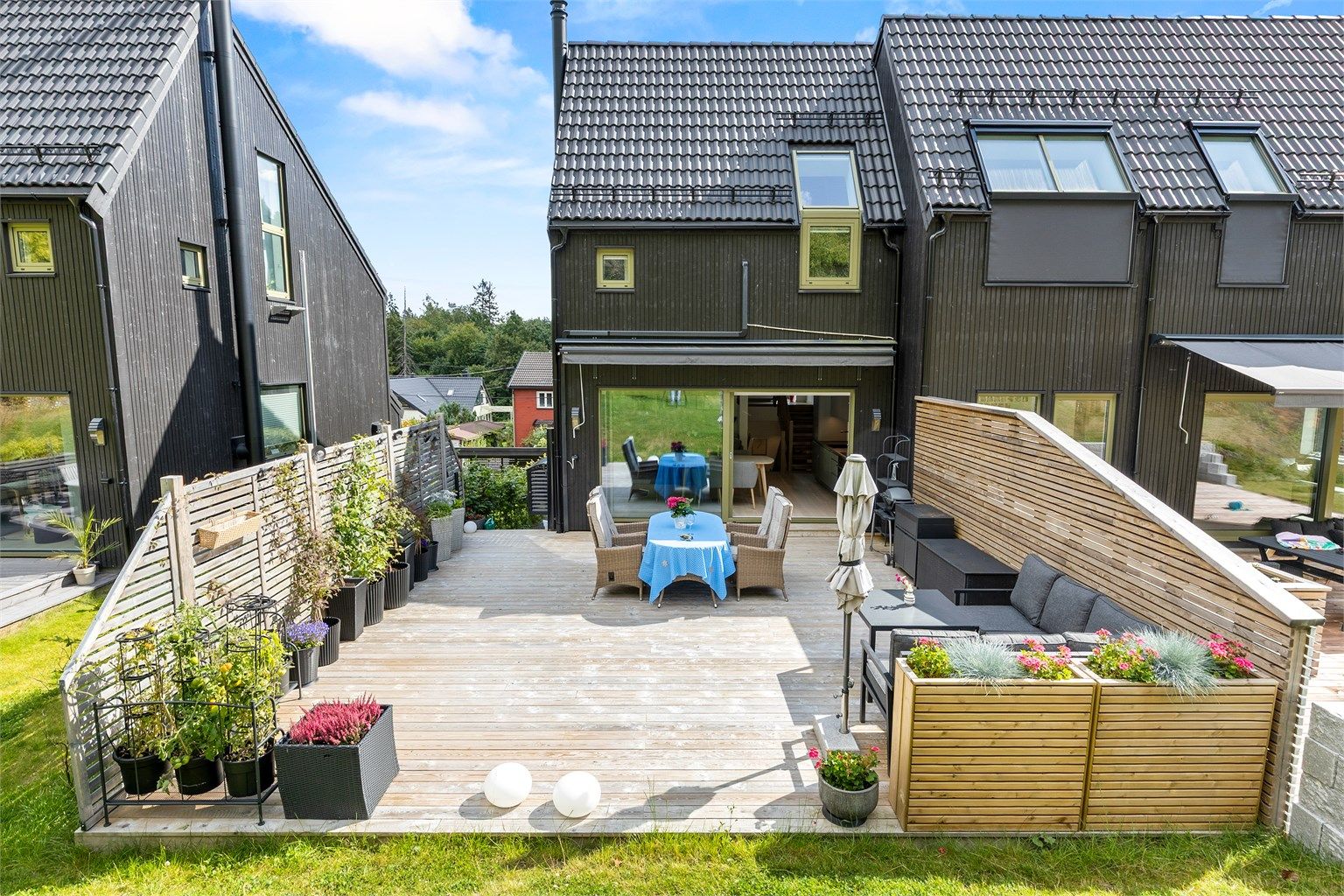 Boligen har en funksjonell og praktisk planløsning over tre plan og fine uteområder. Foto: Trond Reder