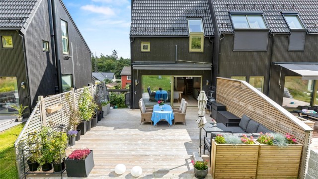 Boligen har en funksjonell og praktisk planløsning over tre plan og fine uteområder. Foto: Trond Reder