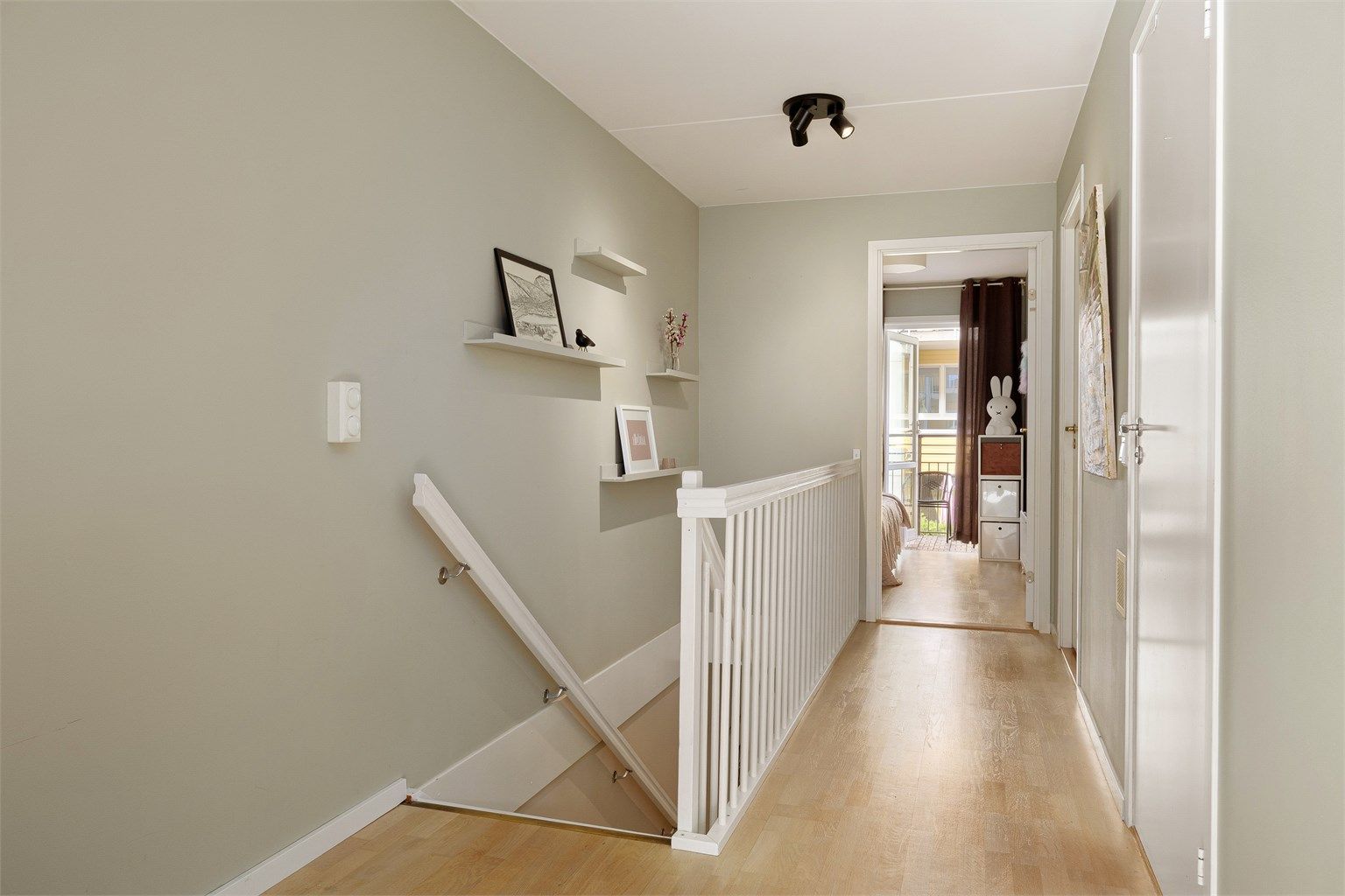  I 2. etasje finner vi tre romslige soverom, "walk-in-closet", og tv-stue/kontor. 