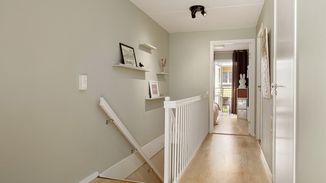 I 2. etasje finner vi tre romslige soverom, "walk-in-closet", og tv-stue/kontor.