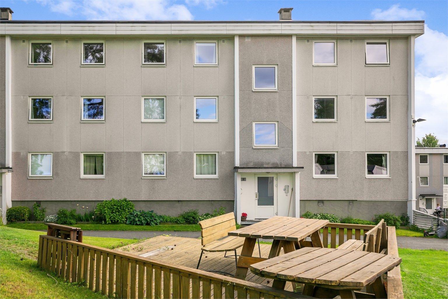 Det er muligheter for leie av parkeringsplass etter venteliste. I tillegg disponerer borettslaget hele 12 ladeplasser for beboerne
