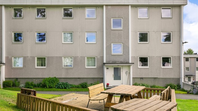 Det er muligheter for leie av parkeringsplass etter venteliste. I tillegg disponerer borettslaget hele 12 ladeplasser for beboerne