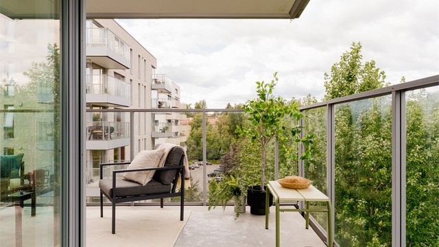 Balkongen er overbygd og har god plass til både loungegruppe, bord og koselig utedekor. Her ute har du flotte solforhold fra ca 13-21 på sommeren