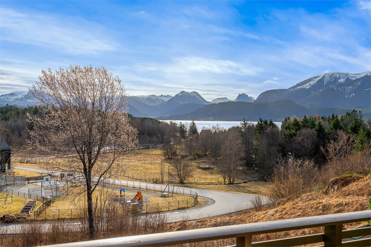 Eiendommen ligger i et barnevennlig område med flere lekeplasser i umiddelbar nærhet. Det er flott og fri utsikt mot fjord og fjell 