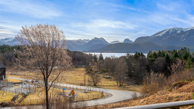 Eiendommen ligger i et barnevennlig område med flere lekeplasser i umiddelbar nærhet. Det er flott og fri utsikt mot fjord og fjell